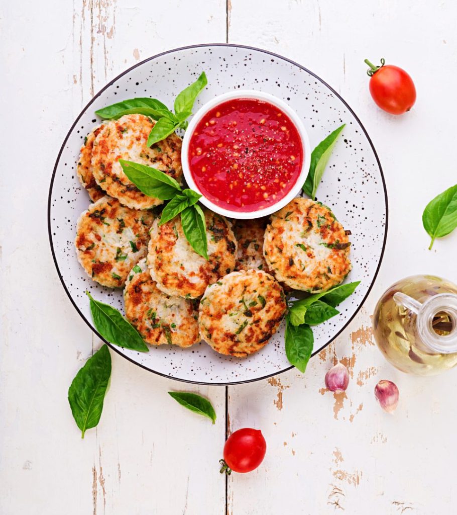 Pieczone kotlety drobiowe z warzywami