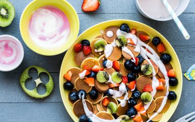 Mini pancakes z jogurtem i owocami