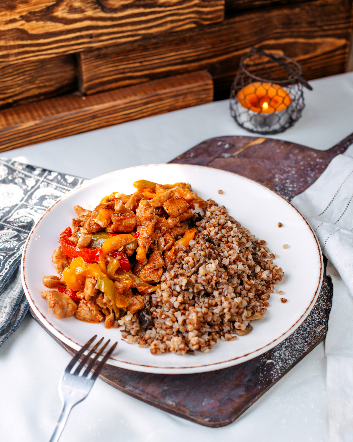 Talerz z kaszą gryczaną, kurczakiem i warzywami