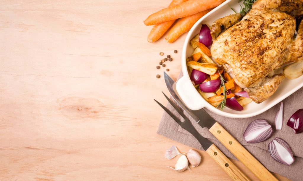 Kolorowe ziemniaki z pieczoną marchewką i kurczakiem