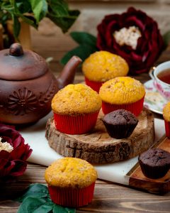 Drewniana taca z dyniowymi muffinkami