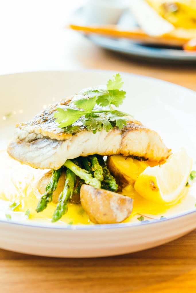 Halibut z pesto pietruszkowym i sałatką pomidorową