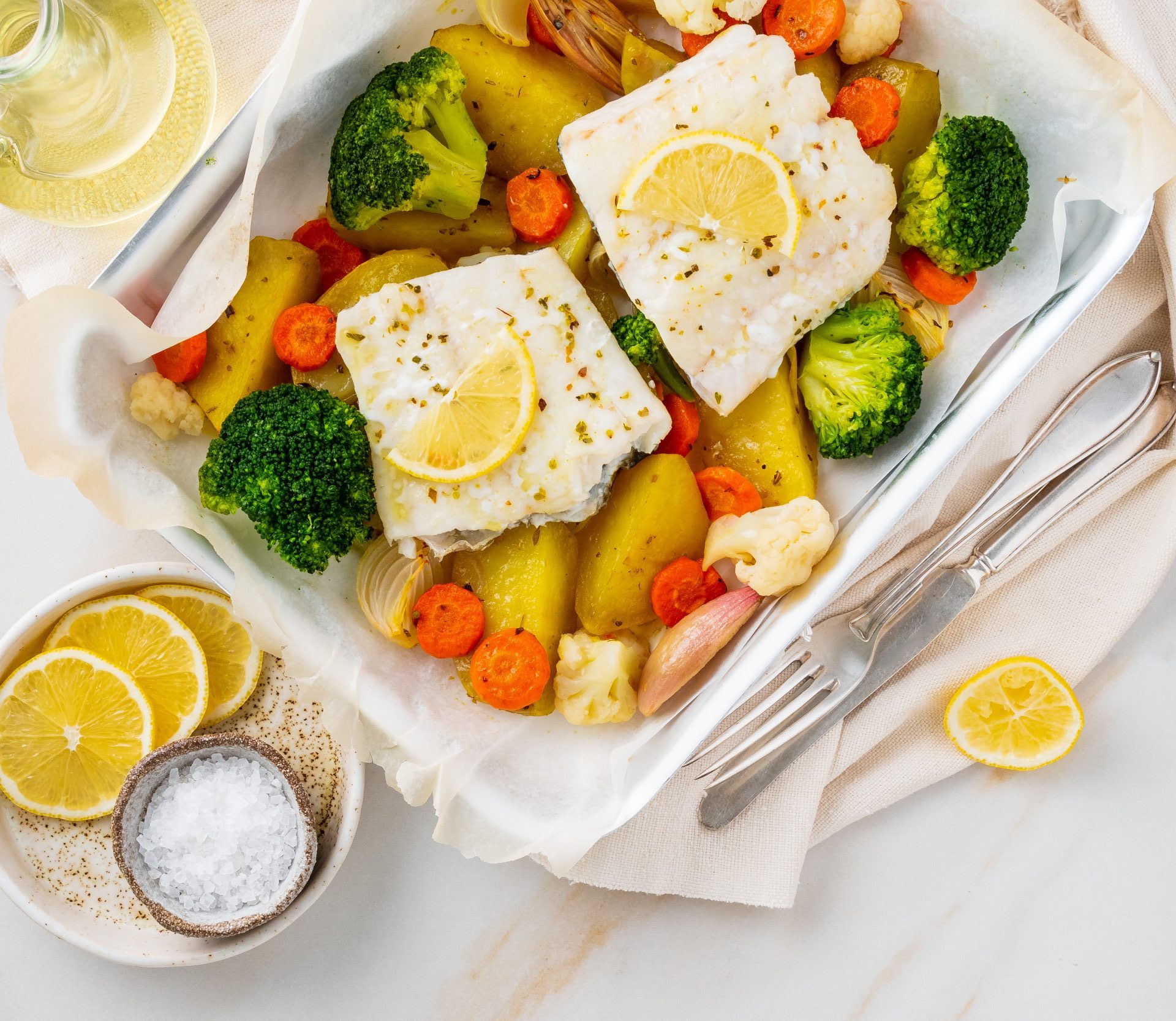 Bryfanka z pieczonym dorszem i kolorowymi warzywami