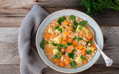 Wielowarzywna zupa z czerwoną soczewicą