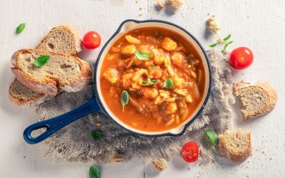 Gęsta zupa z fasolą i makaronem