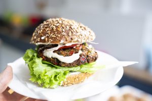 burger roślinny z kotletem z tofu i pieczarek