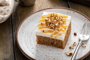 Talerz z kawałkiem ciasta marchewkowego