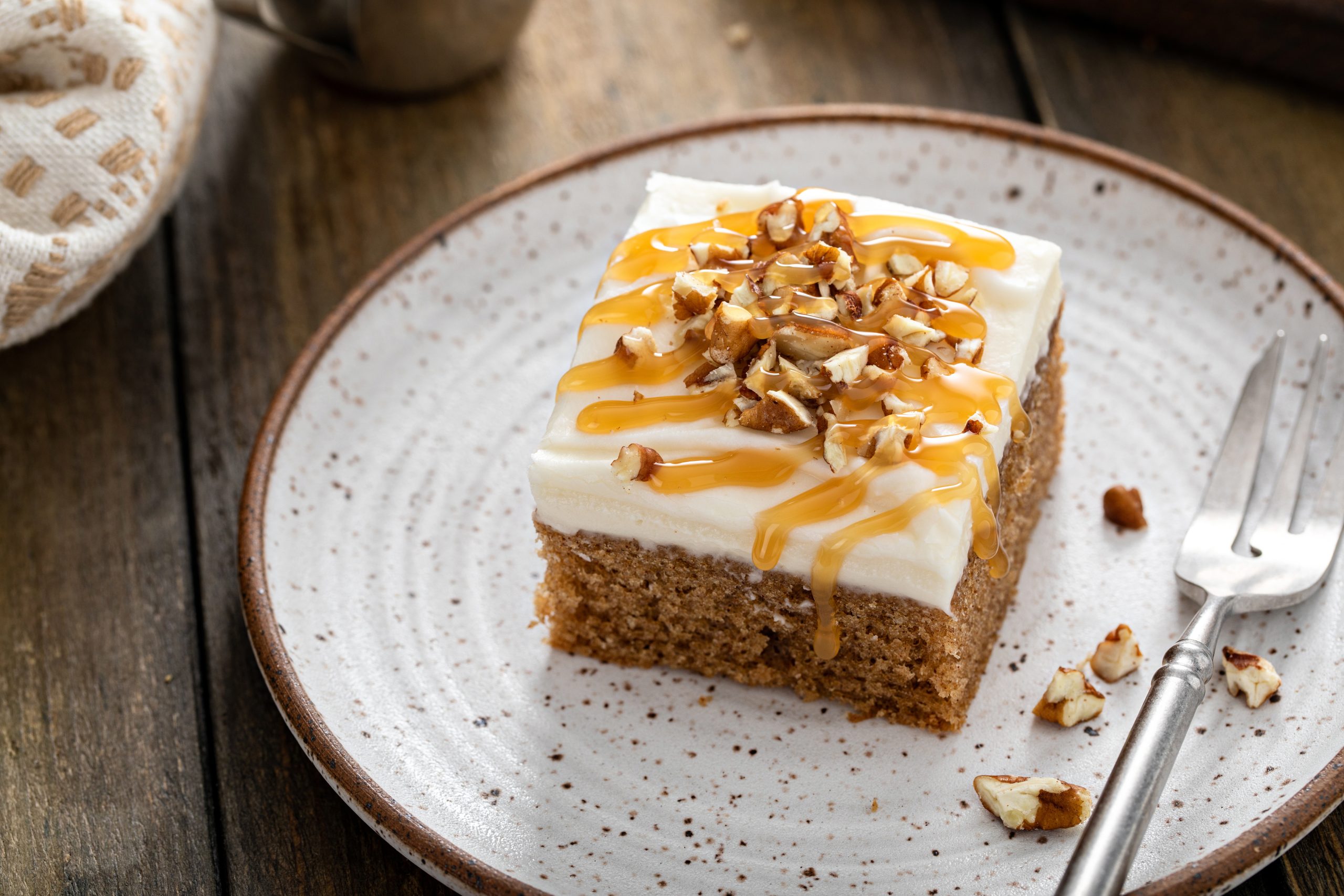 Talerz z kawałkiem ciasta marchewkowego