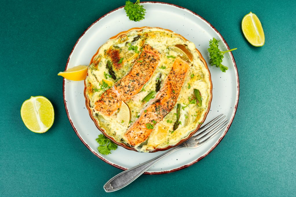 Zapiekanka ze szparagami i łososiem