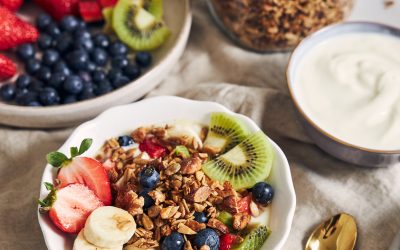 Granola z owocami i jogurtem