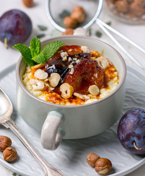 Owsianka z duszonymi śliwkami