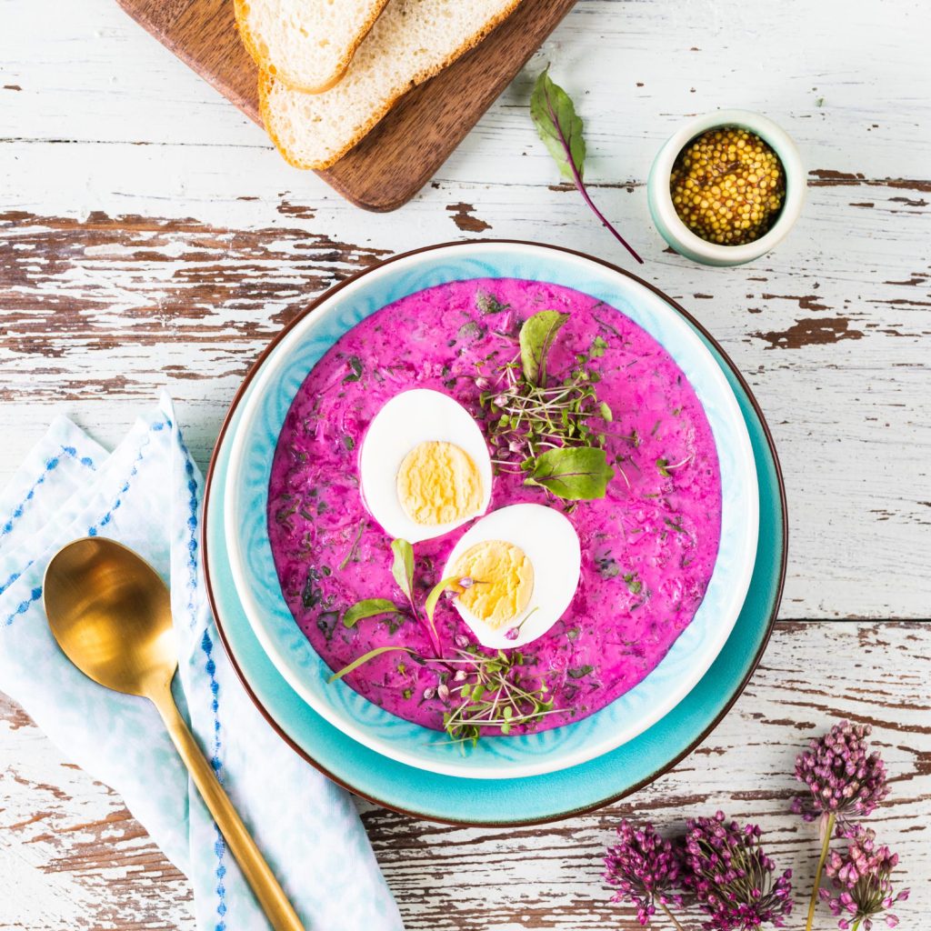 Chłodnik z botwinki z rzodkiewką i ogórkiem