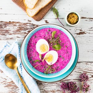 Chłodnik z botwinki z ogórkiem z jajkiem