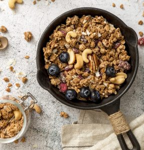 widok z góry patelni, a na niej domowa granola z orzechami i suszonymi owocami.