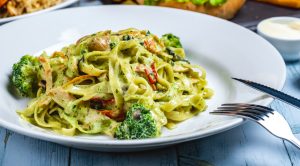 Talerz z makaronem w sosie brokułowym z kurczakiem