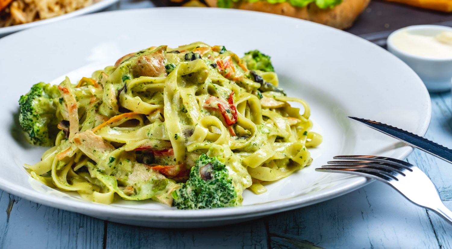 Talerz z makaronem w sosie brokułowym z kurczakiem