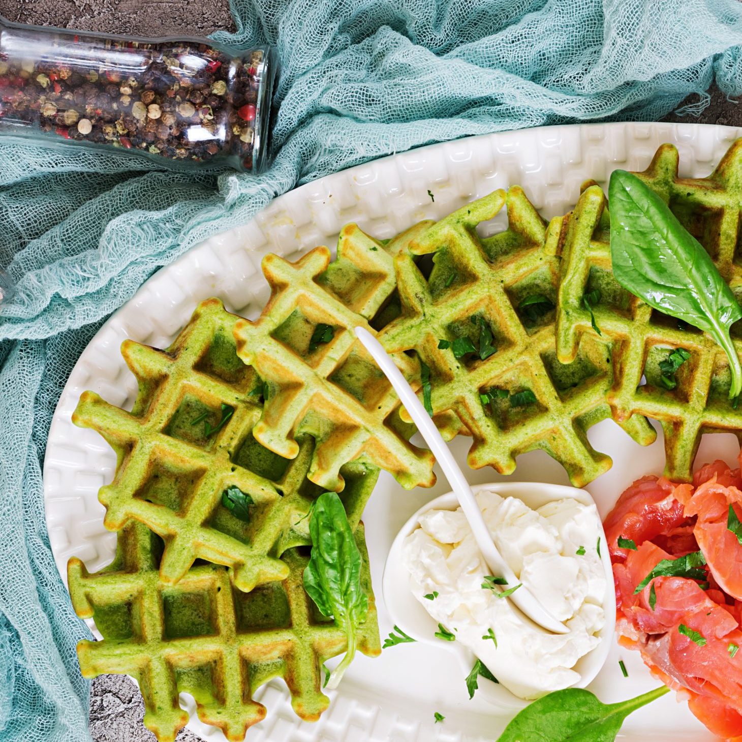 Narodowe Centrum Edukacji Żywieniowej | Zielone gofry z ciecierzycy z sosem czosnkowym