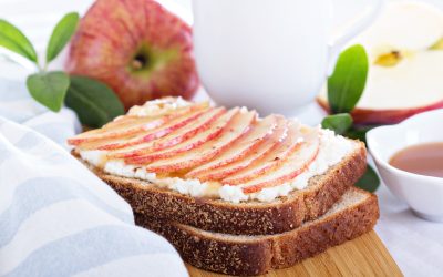 Grzanki z twarożkiem i owocami