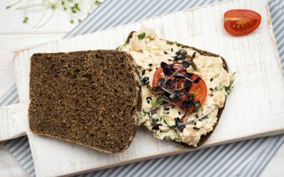 Paprykowa pasta z tofu i oliwek