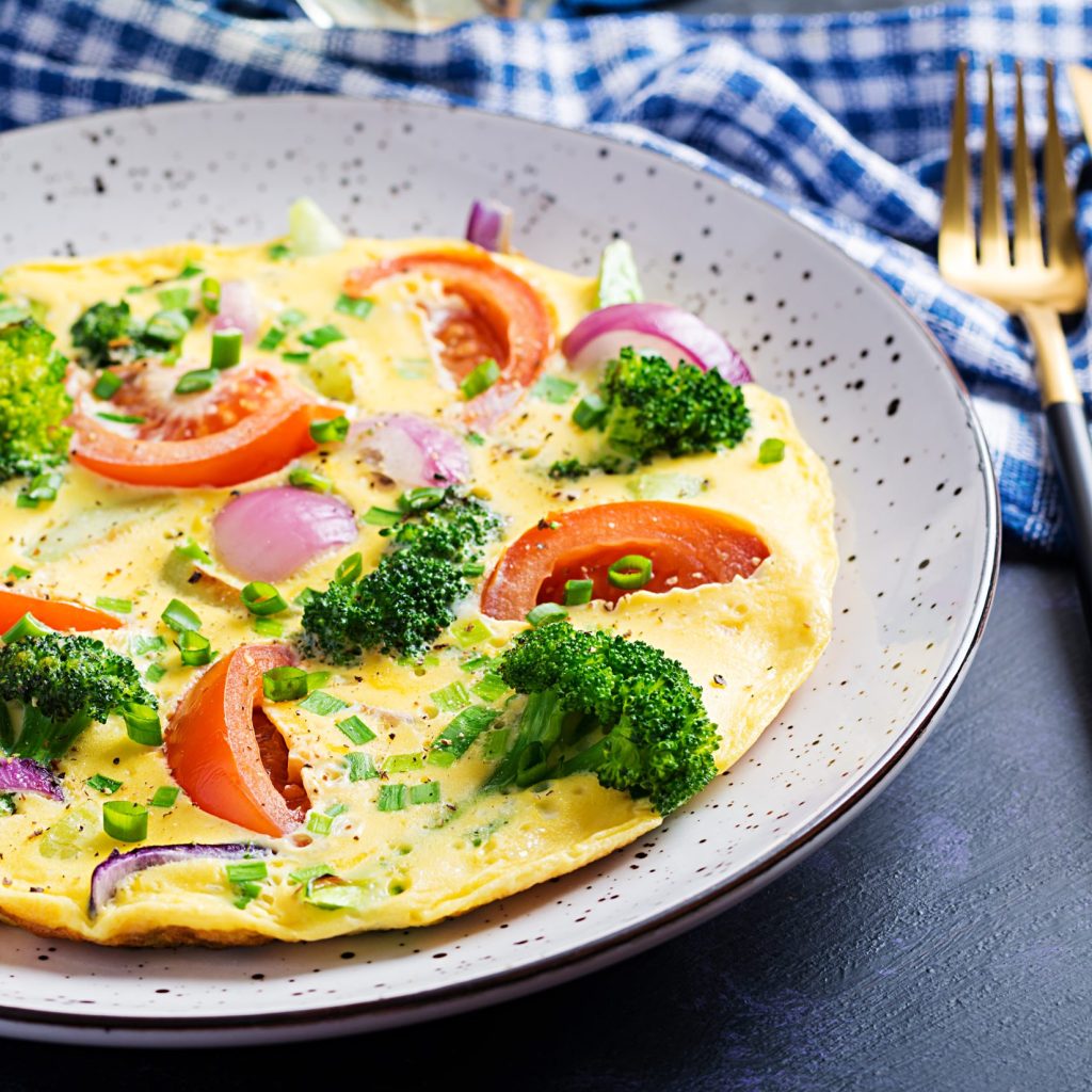 Omlet z warzywami i pieczywem