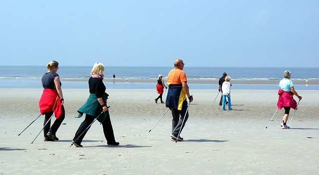 Narodowe Centrum Edukacji Żywieniowej | Fenomen Nordic Walking. Dlaczego zachęca się seniorów do marszu z kijami?