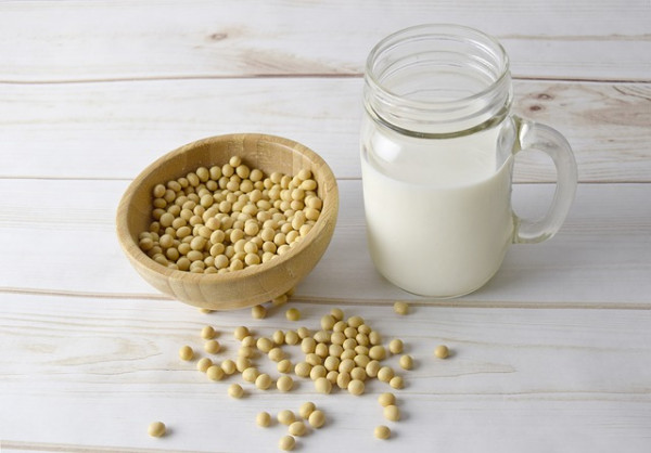 Narodowe Centrum Edukacji Żywieniowej|Czy mleko może być sojowe a ser tofu? Mleko roślinne czy raczej napój roślinny?