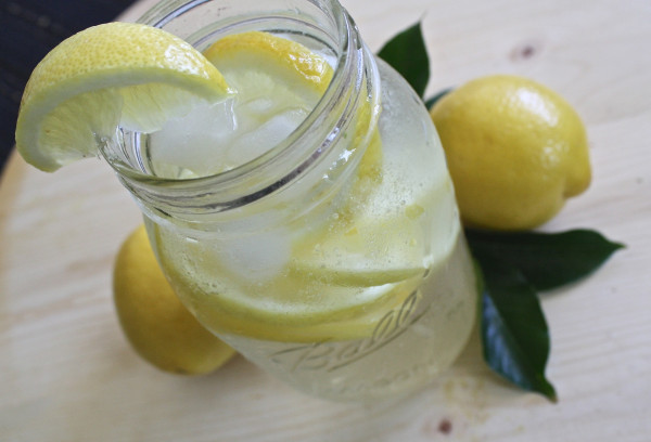 Czy warto pić wodę z cytryną i sodą oczyszczoną?