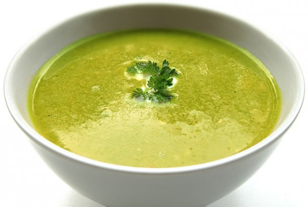 Kremowa zupa z brokułów z serem feta