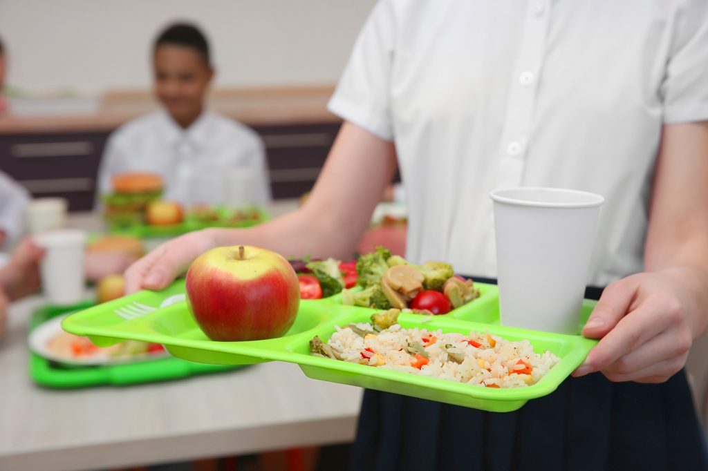 Narodowe Centrum Edukacji Żywieniowej | Jak wspierać dziecko w kształtowaniu prawidłowych zachowań żywieniowych? Czy rówieśnicy mają wpływ na sposób żywienia dzieci?