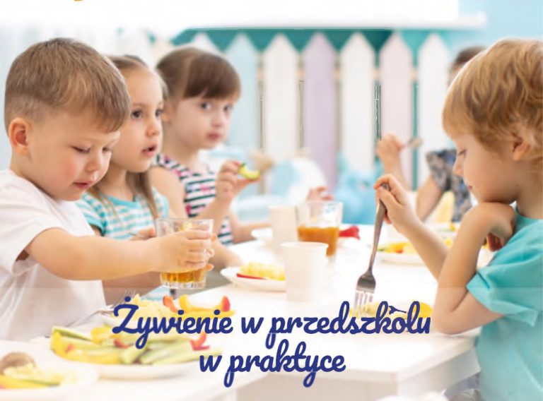 Dzieci spożywające posiłek przy stole w przedszkolu