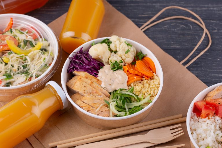 Danie w papierowej misce