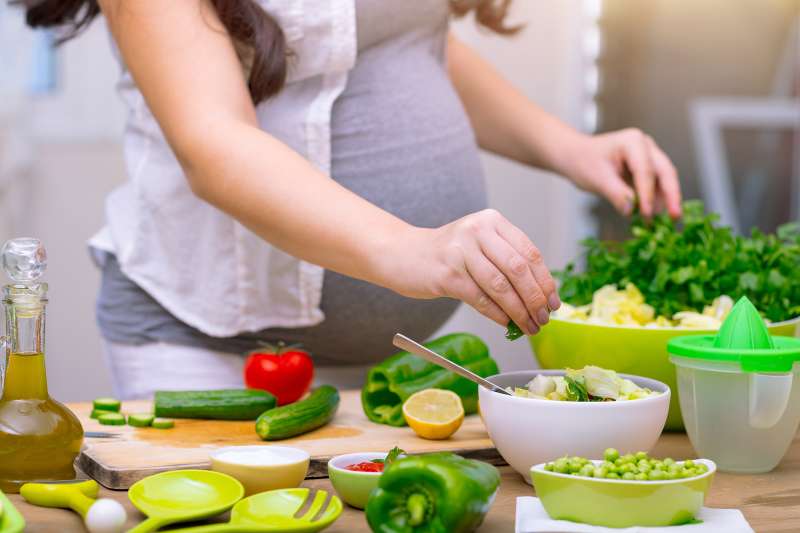 Narodowe Centrum Edukacji Żywieniowej | Jakich produktów unikać w czasie ciąży?