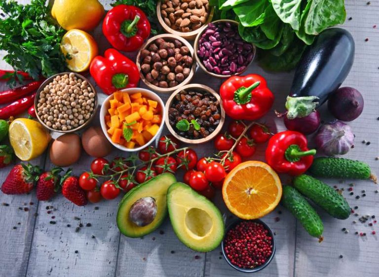 Produkty pożywcze na stole. Warzywa, owoce, nasiona roślin strączkowych i orzechy