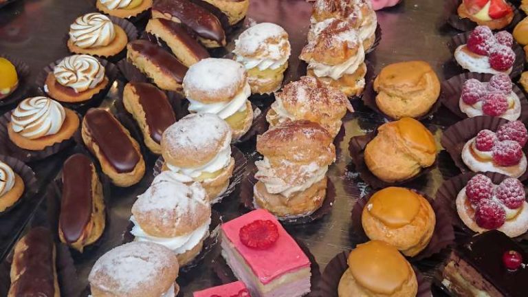 Kilka rodzajów ciasta i ciastka- źródła izomerów trans