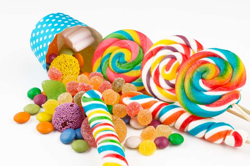 Wartość energetyczna i zawartość wybranych składników odżywczych w słodyczach bez i z dodatkiem cukrów.