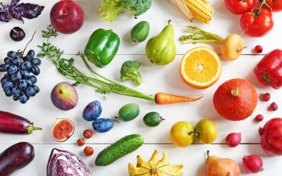 Moc kolorów i rodzajów warzyw i owoców
