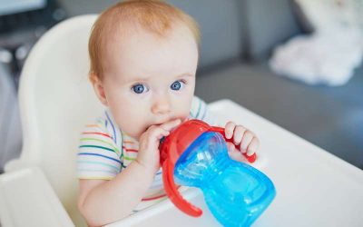 Rozszerzanie diety – woda i napoje w diecie niemowlaka