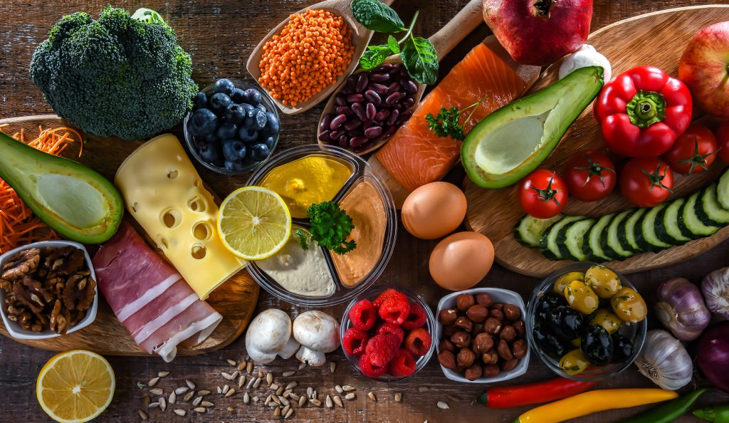 Produkty spożywcze na brązowym stole