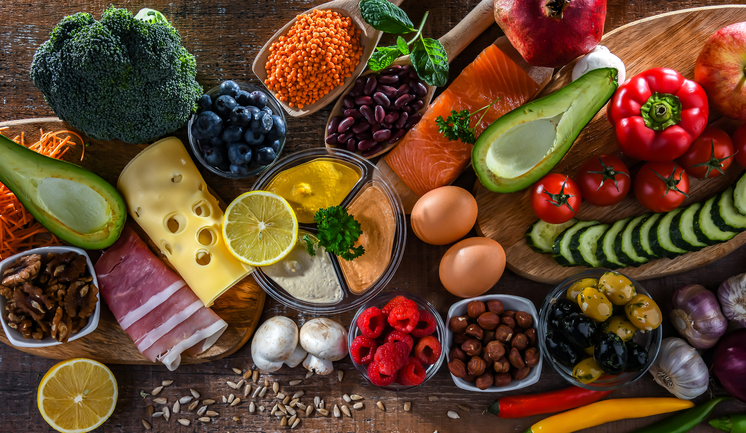 Produkty spożywcze na brązowym stole