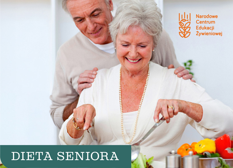 Okładka e-booka Dieta Seniora. Para seniorów przygotowuje sałatkę w kuchni. Mężczyzna stoi za kobietą, kobieta miesza sałatę.