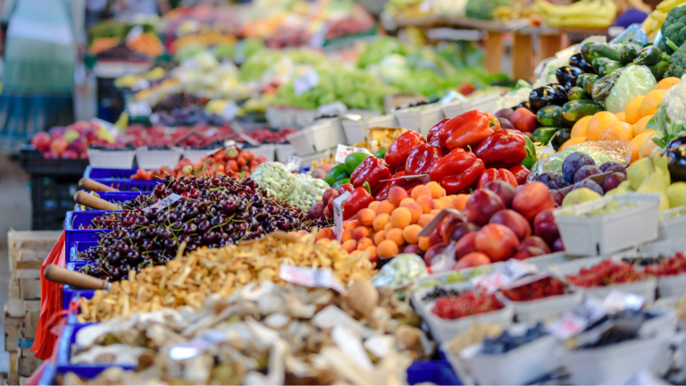 zdjęcie przedstawiające stoisko oferujące różnorodne warzywa i owoce