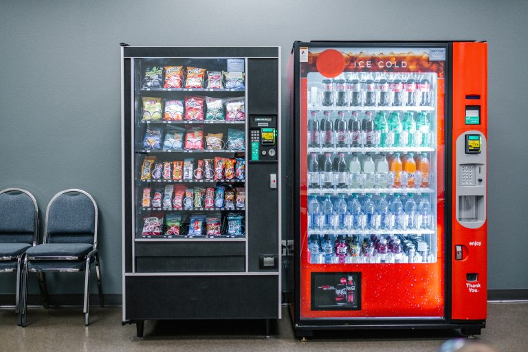 Zdjęcie dwóch maszyn z przekąskami na korytarzu.