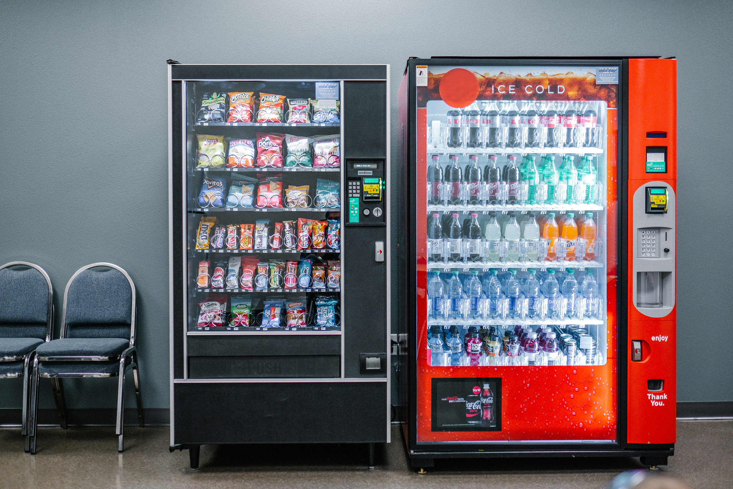 Zdjęcie dwóch maszyn z przekąskami na korytarzu.