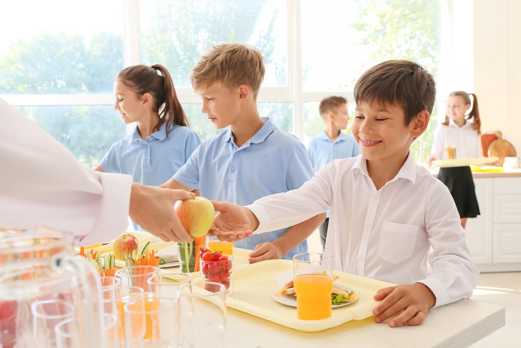 Narodowe Centrum Edukacji Żywieniowej | NCEZ – strona głównaDzieci w stołówce szkolnej