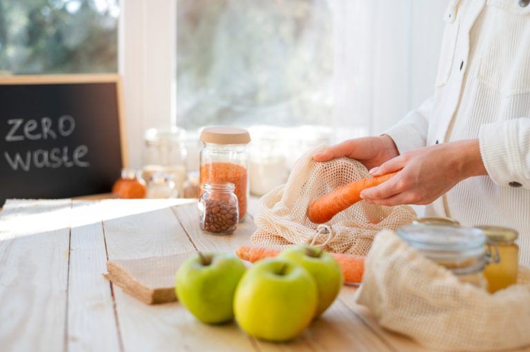 Narodowe Centrum Edukacji Żywieniowej | Dieta zero wasteKobieta wypakowująca zakupy spożywcze na blat. Narodowe Centrum Edukacji Żywieniowej|Dieta zero wasteKobieta wypakowująca zakupy spożywcze na blat.